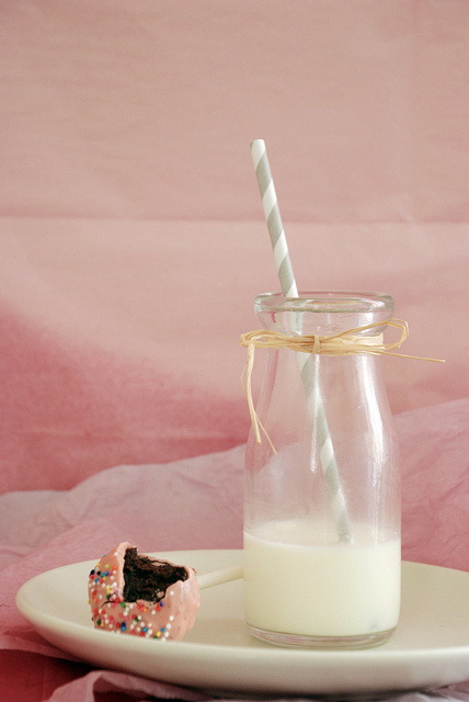 Cake pop with milk